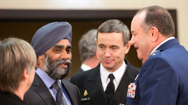 O ministro da Defesa Harjit Singh Sajjan, segundo à esquerda, fala com o Comandante Supremo Aliado da Europa, o general Philip Breedlove, à direita, durante uma reunião do Conselho do Atlântico Norte na sede da NATO em Bruxelas, na quarta-feira, 10 de fevereiro de 2016. (AP / Virginia Mayo )