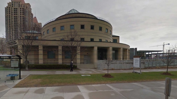 A Biblioteca Central de Mississauga é retratada nesta imagem do Street View. (Google)