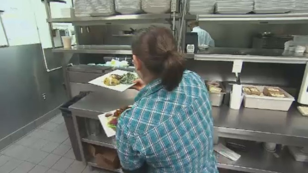 Mais de 323.000 estudantes do Quebec trabalharam durante o verão de 2015, principalmente no setor de serviços