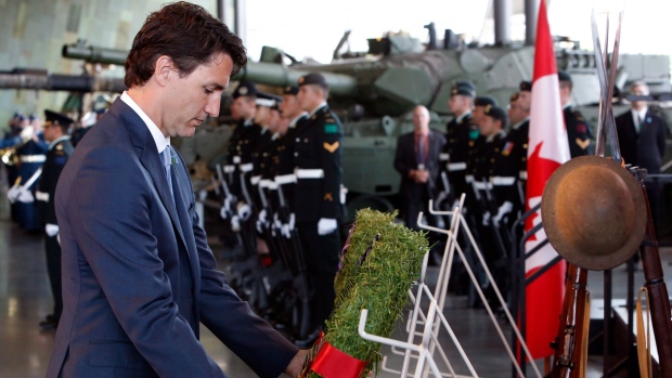 O primeiro-ministro canadiano Justin Trudeau com Charlotte Farther e seu irmão James, num restaurante, em Aylmer, Que. The Canadian Press / Adrian Wyld