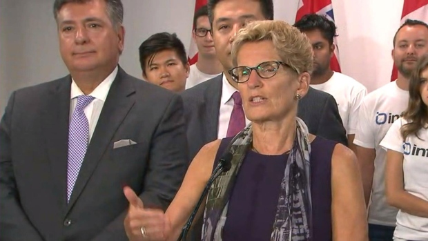 A primeira-ministra Kathleen Wynne durante uma conferência de imprensa com o ministro das Finanças Charles Sousa - 18 de julho de 2016
