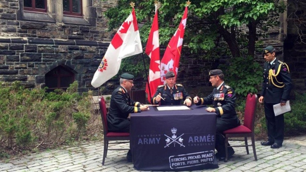 O Tenente-general Marquis Hainse formaliza a entrega da liderança do Exército canadiano ao tenente-general Paul Wynnyk, durante uma cerimónia formal realizada no Parliament Hill em Otava, em 14 de julho de 2016. O General Jonathan Vance, Chefe do Estado-Maior de Defesa, presidiu ao evento. (CPL. Andrew Wesley, Relações Públicas da Direção do Exército)