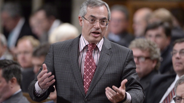 Tony Clement responde a uma pergunta durante o período de perguntas na Câmara dos Comuns em Otava, nesta foto de arquivo de 2015. (Adrian Wyld/The Canadian Press)