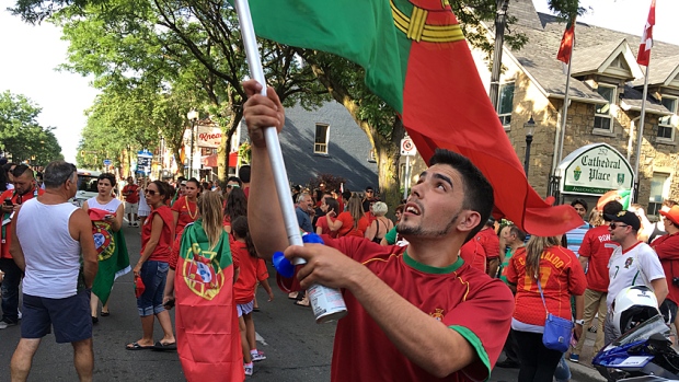 Uma multidão de portugueses na James Street North celebram a conquista da taça de campeões europeus 2016. (Samantha Craggs / CBC)