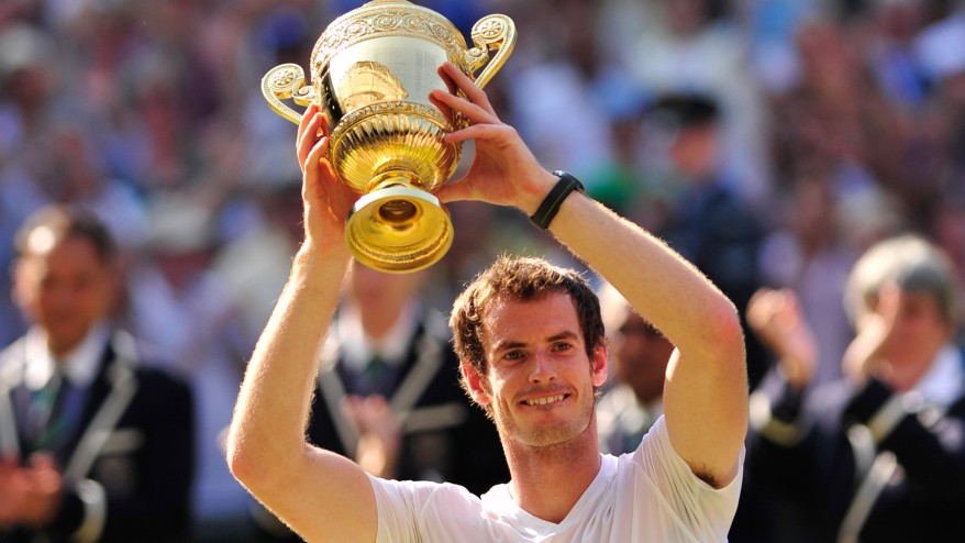 O britânico Andy Murray levanta o troféu do vencedor do Torneio de Wimbledon, nesta foto de arquivo. AFP / Getty Images / Glyn Kirk