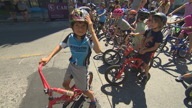 Alguns jovens ciclistas prontos para participar na corrida de bicicleta Ossington Criterium no sábado. (CBC)