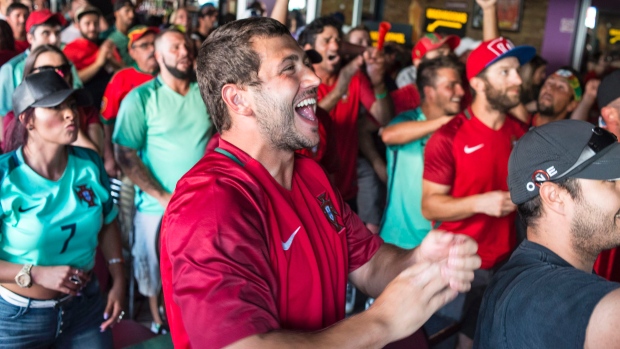 Os portugueses reagem após Portugal marcar contra a França na final do Euro 2016, em Toronto - 10 de julho de 2016. The Canadian Press/Eduardo Lima