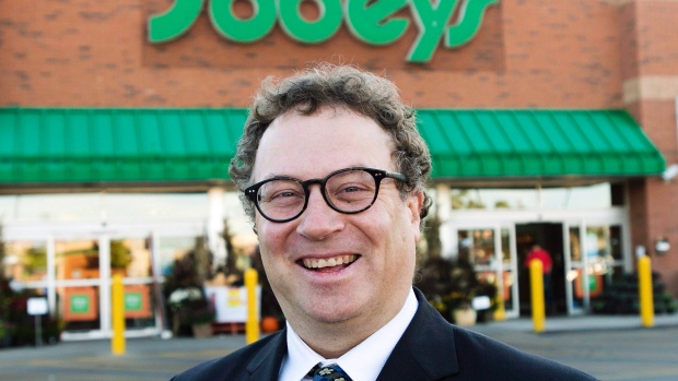 Marc Poulin posa para uma fotografia no supermercado Sobeys ao longo da Queensway em Toronto, nesta foto de arquivo. The Canadian Press / Nathan Denette