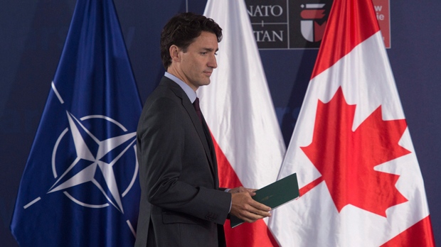 O primeiro-ministro canadiano Justin Trudeau chega para uma conferência de imprensa, após a Cimeira da NATO em Varsóvia, Polónia - 9 de julho de 2016. The Canadian Press/Adrian Wyld