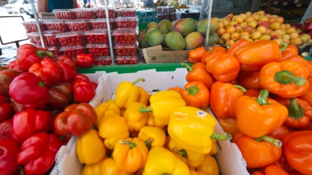 Milhares de milhões de dólares em alimentos vão para o lixo no Canadá a cada ano. (CBC)