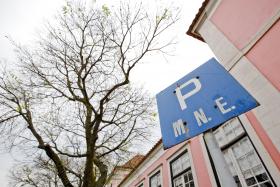 FUNCIONÁRIOS PÚBLICOS EXCEDENTÁRIOS MANTÊM SALÁRIOS E VOLTAM PARA O SEU MINISTÉRIO SE NÃO FOREM RECOLOCADOS