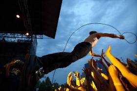 SEGUNDA NOITE DE PAREDES DE COURA COM RETORNO DE VACCINES E CAGE THE ELEPHANT