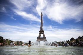 TORRE EIFFEL EVACUADA À NOITE DEVIDO A MOCHILA ABANDONADA