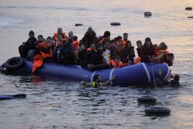 MAIS DE 111.000 MIGRANTES E REFUGIADOS RESGATADOS NO MEDITERRÂNEO DESDE INÍCIO DO ANO