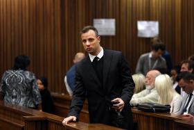 OSCAR PISTORIUS, TRANSPORTADO PARA O HOSPITAL COM FERIMENTOS NOS PULSOS
