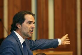 BANIF/MADEIRA: ALBUQUERQUE ENFRENTA MANIFESTAÇÃO DE LESADOS E ASSUME NÃO PODER RESOLVER O PROBLEMA