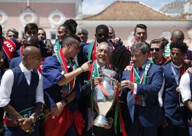 MARCELO ENTREGA QUARTA-FEIRA NO PORTO MEDALHAS À SELEÇÃO DE FUTEBOL