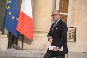 FRANÇA VAI CONTINUAR A FECHAR MESQUITAS EXTREMISTAS E A EXPULSAR IMÃS – MINISTRO