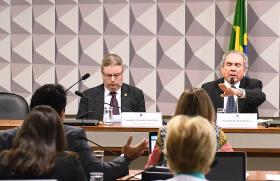COMISSÃO DO SENADO APROVA CONTINUAÇÃO DO PROCESSO DE DESTITUIÇÃO DE DILMA ROUSSEFF