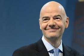 PRESIDENTE DA FIFA GARANTE QUE VAI RECEBER MENOS DE 2 MILHÕES DE FRANCOS SUÍÇOS/ANO
