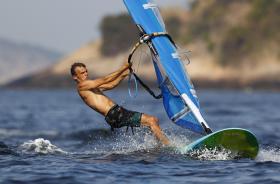 RIO2016: VELEJADOR JOÃO RODRIGUES SOBE AO 15.º LUGAR EM RS:X