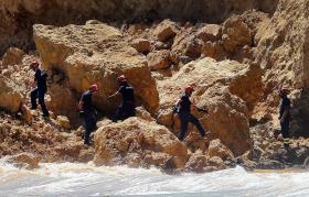 TRÊS ESCAVADORAS VÃO REMOVER ESCOMBROS DA DERROCADA NA PRAIA MARIA LUÍSA