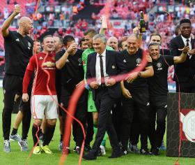 MOURINHO CONQUISTA PRIMEIRO TROFÉU PELO MANCHESTER UNITED AO VENCER SUPERTAÇA INGLESA