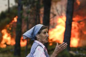 INCÊNDIO EM VALONGO AMEAÇA FÁBRICAS E HABITAÇÕES