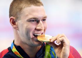 RIO2016: NADADOR NORTE-AMERICANO RYAN MURPHY CONQUISTA OURO NOS 100 METROS COSTAS