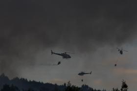 INCÊNDIOS: VENTO REATIVOU INCÊNDIOS E OBRIGOU À RETIRADA DE PESSOAS NO CONTINENTE