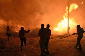 INCÊNDIOS: CERCA DE 200 OPERACIONAIS COMBATEM FOGO EM OURÉM, UM BOMBEIRO ASSISTIDO