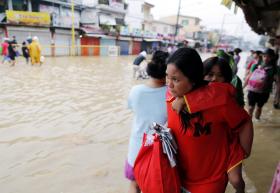 CINCO MORTOS E 81.500 AFETADOS POR INUNDAÇÕES NAS FILIPINAS