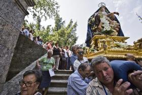 POPULARES DISPUTAM PARA CARREGAR ANDOR DE MIL QUILOS EM SANFINS DO DOURO, ALIJÓ