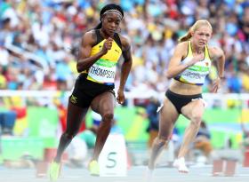 RIO2016: JAMAICANA ELAINE THOMPSON JUNTA TÍTULO DOS 200 METROS AO DOS 100