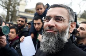 CLÉRIGO RADICAL BRITÂNICO ENFRENTA PENA DE CADEIA