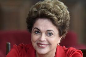 BRASIL: DILMA AGRADECE A APOIANTES ANTES DO JULGAMENTO QUE DEVERÁ AFASTÁ-LA DO PODER