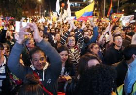 COLOMBIANOS FESTEJAM HISTÓRICO ACORDO DE PAZ NA CAPITAL