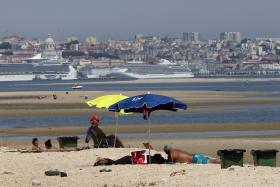 BANHISTAS ENCONTRAM NA MARGEM SUL DO TEJO O SEU ALGARVE