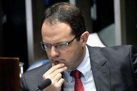 BRASIL: EX-MINISTRO DAS FINANÇAS QUESTIONADO DURANTE SETE HORAS NO JULGAMENTO DE DILMA
