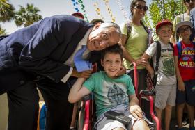 DEZENAS ESPERARAM HOJE POR MARCELO NA CALHETA E O PRESIDENTE A TODOS CUMPRIMENTOU