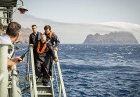 SÓ MARCELO E REDUZIDA COMITIVA CONSEGUIRAM CHEGAR ÀS DESERTAS DEVIDO AO ESTADO DO MAR