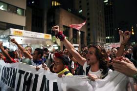 BRASIL: ESTUDANTES PROTESTAM CONTRA ‘IMPEACHMENT’ DE DILMA ROUSSEFF EM SÃO PAULO