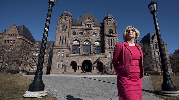 Cheri Di Novo, deputada provincial de longa data do NDP para Parkdale High Park, em frente ao Queens Park - 23 de fevereiro de 2016. (Fred Lum / The Globe and Mail)