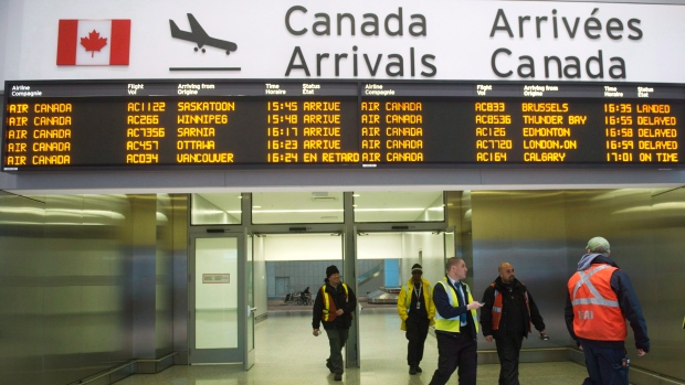 Trabalhadores da Air Canada no Aeroporto International Pearson, em Toronto. Foto de arquivo. (Nathan Denette / The Canadian Press)