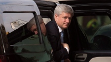 O primeiro-ministro de saída Stephen Harper chega ao seu gabinete de Langevin, em Otava - 21 de outubro de 2015. The Canadian Press / Adrian Wyld