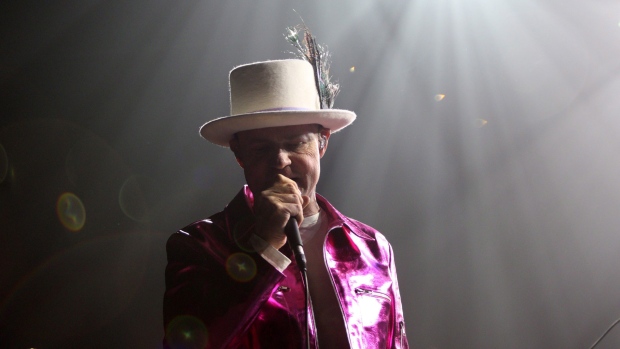 Gord Downie dos The Tragically Hip, durante a primeira paragem da digressão Man Machine Poem Tour, no Save-On-Foods Memorial Centre em Victoria, Colúmbia Britânica - 22 de julho de 2016. The Canadian Press/Chad Hipolito