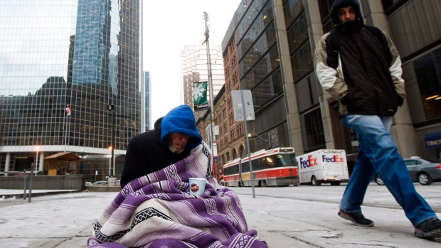 Uma pessoa sem-abrigo num dia de frio extremo na cidade de Toronto, nesta foto de arquivo. (The Canadian Press / Nathan Denette)