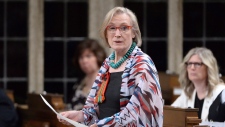 A Ministra para os Assuntos do Norte e Indígenas, Carolyn Bennett, durante conferência de imprensa na Câmara dos Comuns, em Otava - 17 de junho de 2016. The Canadian Press / Adrian Wyld