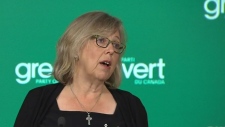 Elizabeth May fala com os repórteres durante uma conferência de imprensa - 22 de agosto de 2016