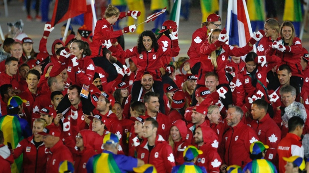 Os atletas do Canadá entram no estádio durante a cerimónia de encerramento dos Jogos Olímpicos de 2016 no Rio de Janeiro, Brasil, em 21 de agosto de 2016 (Gary Hershorn / SilverHub)